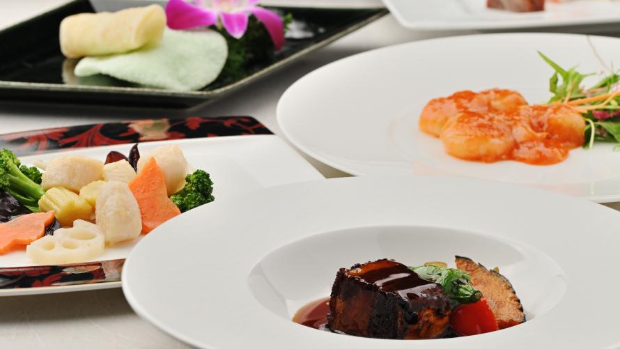 【ご夕食】フカヒレの姿煮込みや窯焼き北京ダックなどの彩り豊かな中国料理特別ディナーコース「菜譜 絶景」をご用意。