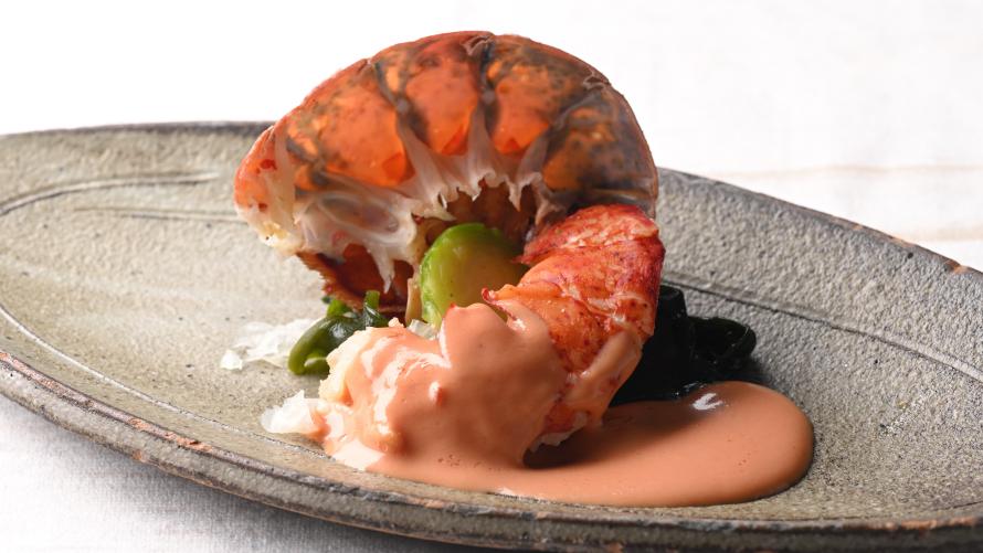 【ご夕食】ブッフェ料理と特別メニュー「オマール海老のソテー 海老風味のクリームソース」の一皿をご用意。