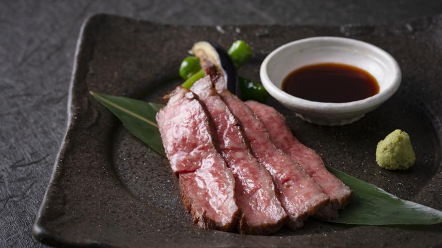 【ご夕食】ブッフェ料理と特別メニュー「近江牛サーロインステーキと焼き野菜」の一皿をご用意。