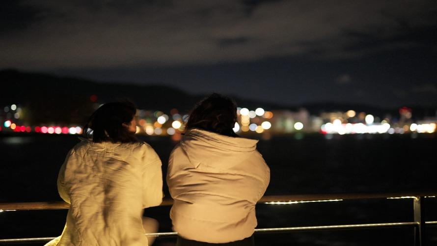 ホテルから徒歩約8分の桟橋から、石山寺へのナイトクルーズ