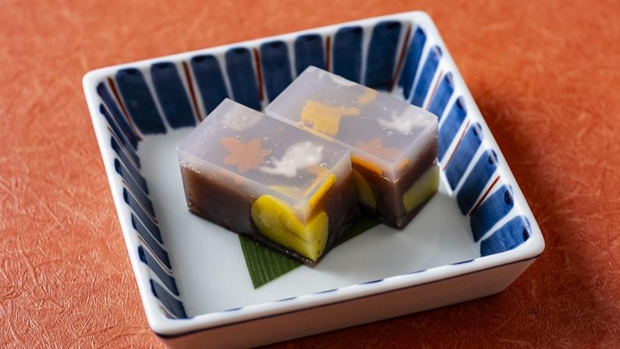船内では、秋の情景をイメージした「和食 清水」料理長特製の和菓子をご用意