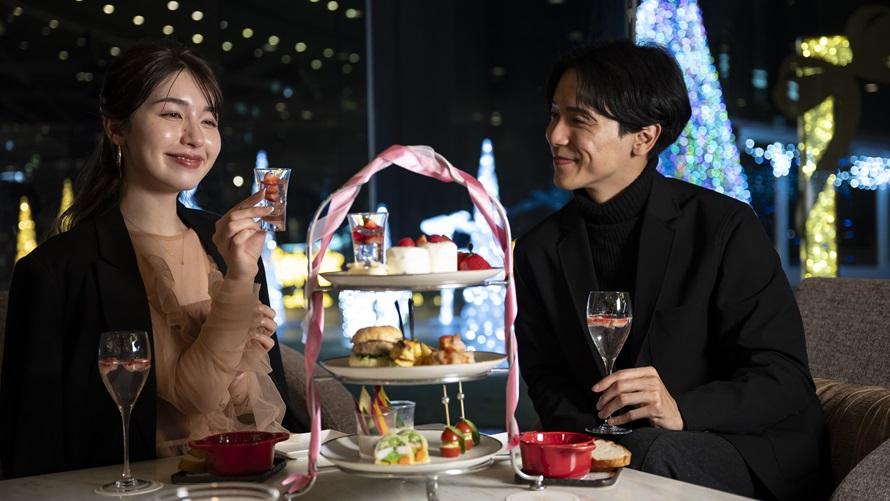大きな窓の外に煌めくイルミネーションを臨むロビーラウンジで、期間限定メニュー“Winter Sparkle Dinner”をお楽しみいただけます。