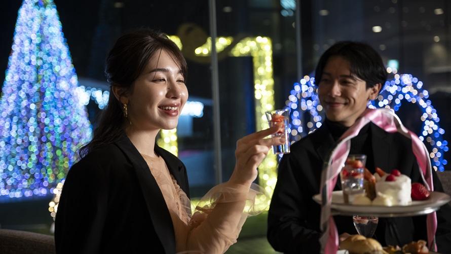 大きな窓の外に煌めくイルミネーションを臨むロビーラウンジで、期間限定メニュー“Winter Sparkle Dinner”をお楽しみいただけます。