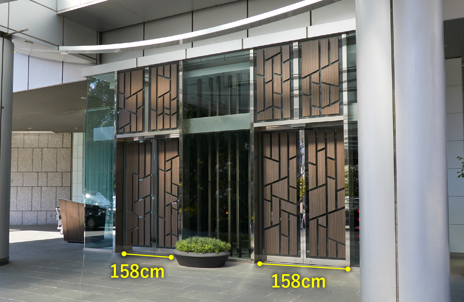 正面館内口　自動ドアサイズ　横幅158センチメートル