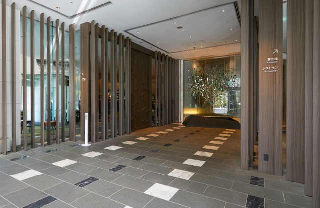 正面館内口からフロント