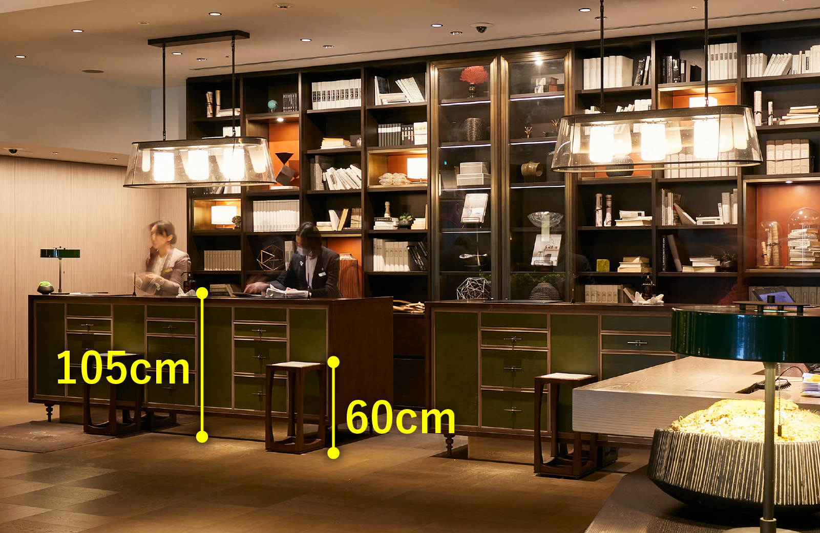 受付テーブル　高さ105センチメートル　荷物置き台60センチメートル