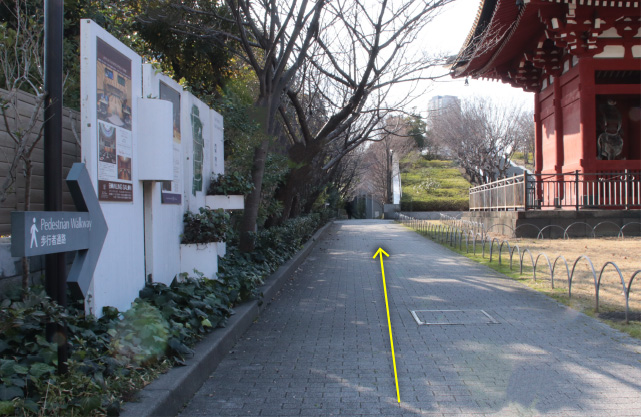 東エントラスからホテル入口までは、惣門を右手にまっすぐお進みください。