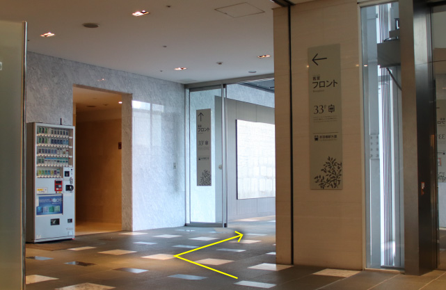 A駐車場からフロントまでの館内通路