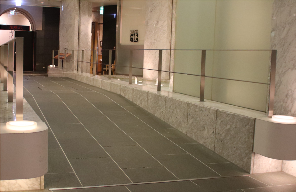 エレベーターホールからレストランエリアまでの通路にあるスロープ