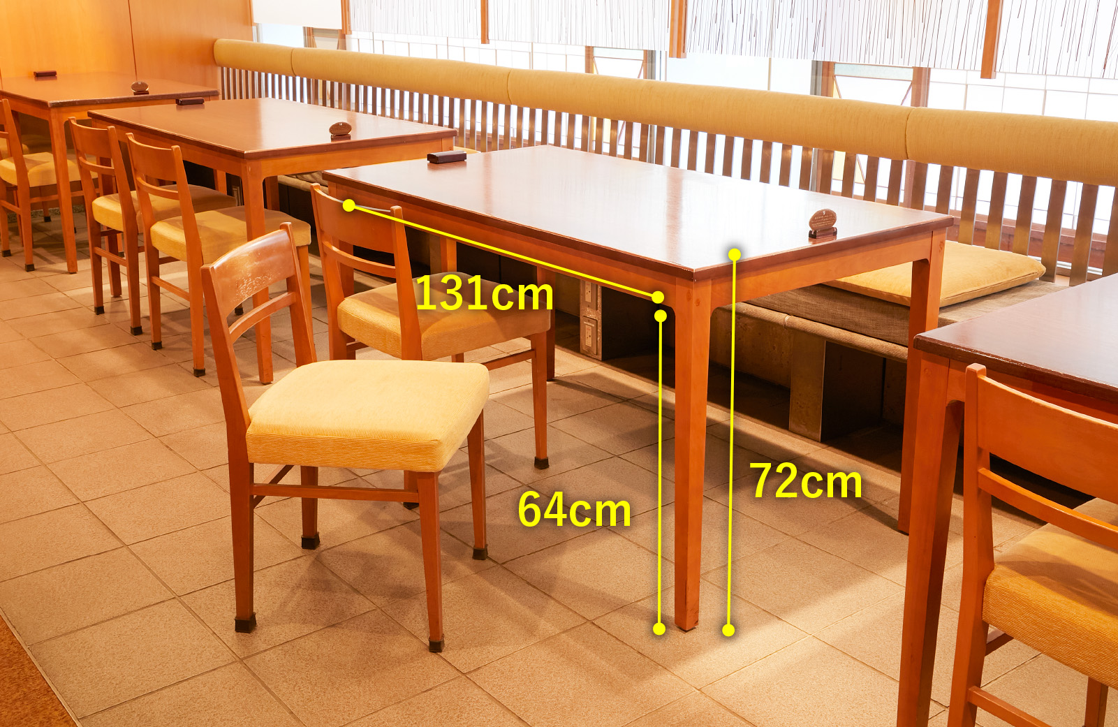 日本料理 芝桜　テーブル高さ72センチメートル　テーブルの天板下から床までの高さ64センチメートル　テーブル脚幅131センチメートル