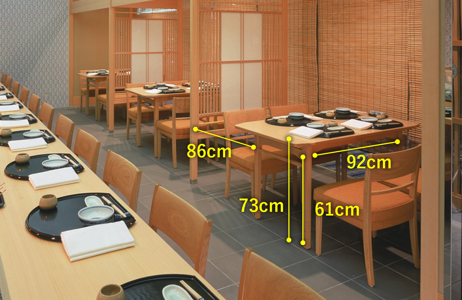 天ぷら 天芝　テーブル高さ73センチメートル　テーブルの天板下から床までの高さ61センチメートル　テーブル脚幅92センチメートル　テーブルと後ろの壁との距離86センチメートル