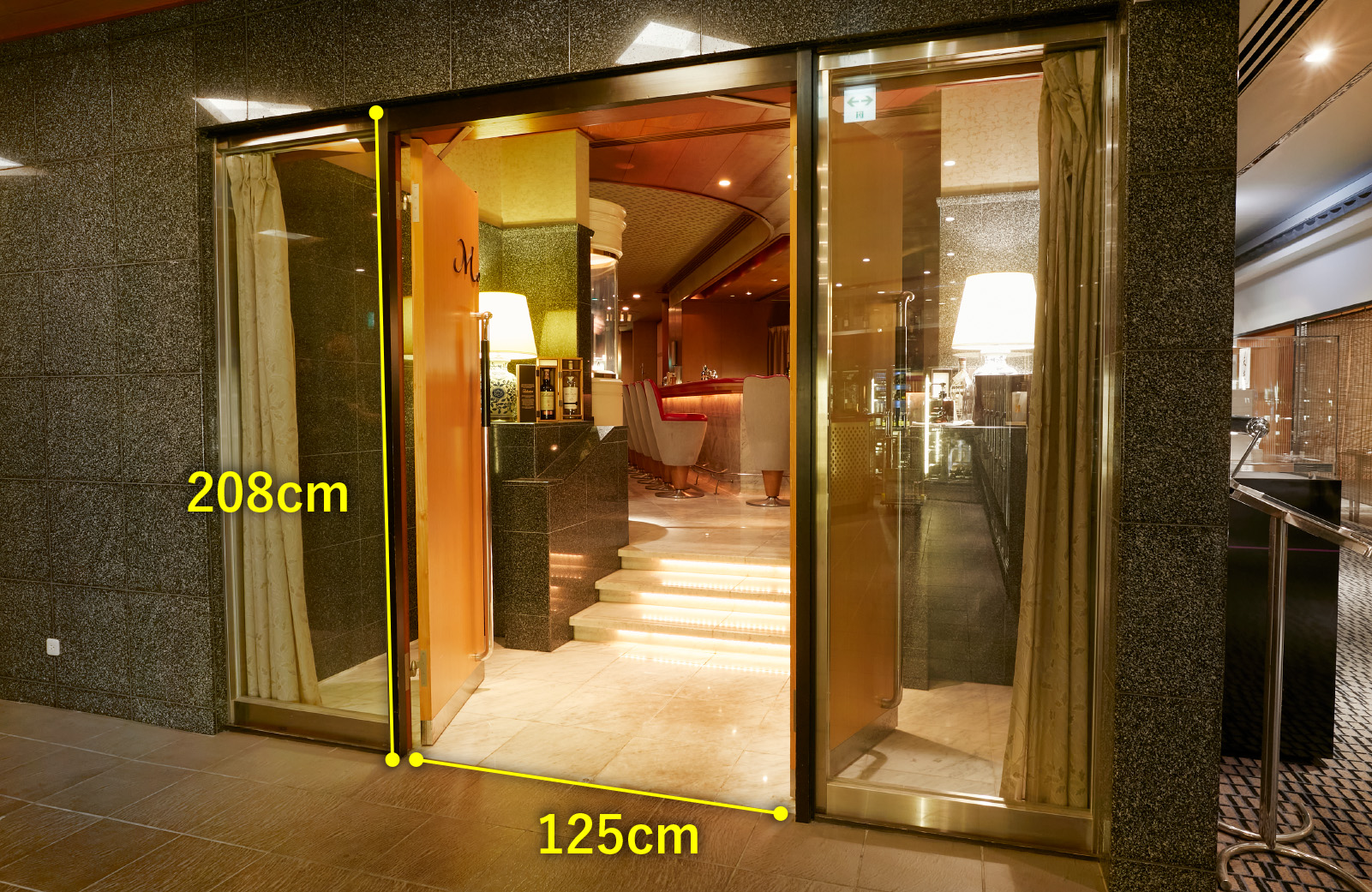 メインバー もくれん　入口幅125センチメートル　入口高さ208センチメートル