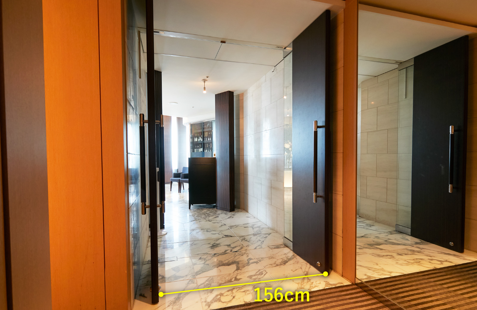 レストラン ブリーズヴェール　入口幅156センチメートル