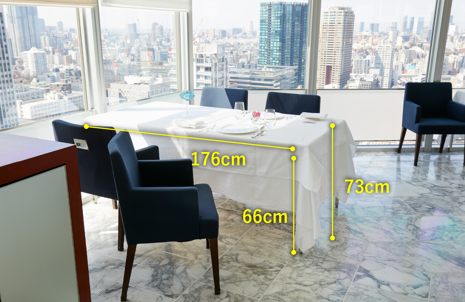 レストラン ブリーズヴェール　テーブル高さ73センチメートル　テーブルの天板下から床までの高さ66センチメートル　テーブル脚幅176センチメートル