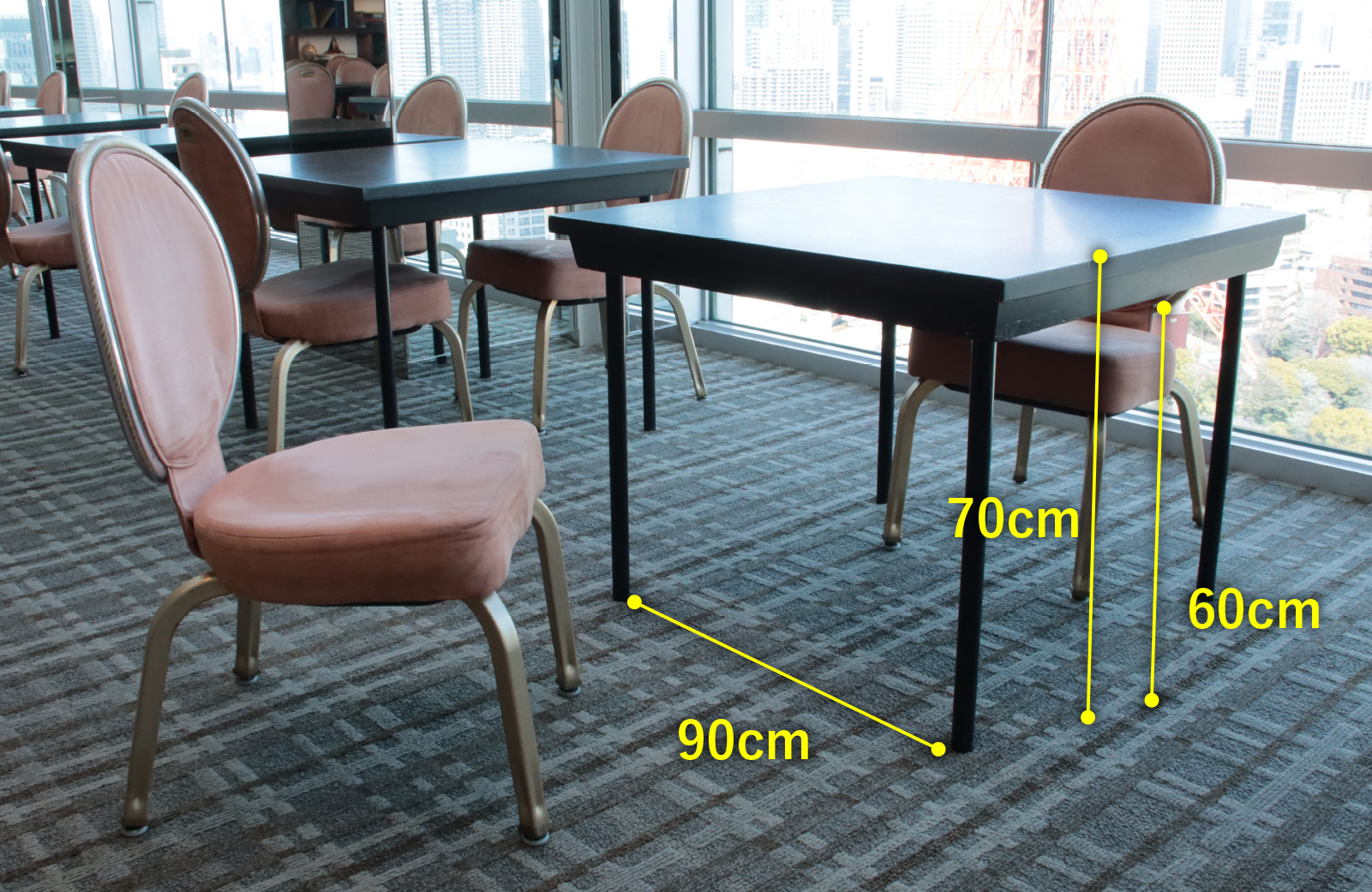 パノラマ33 スカイバンケット　テーブル高さ70センチメートル　テーブルの天板下から床までの高さ60センチメートル　テーブル脚幅90センチメートル