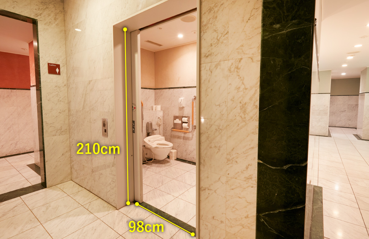 地下1階オストメイト対応トイレ　入口幅98センチメートル　入口高さ210センチメートル