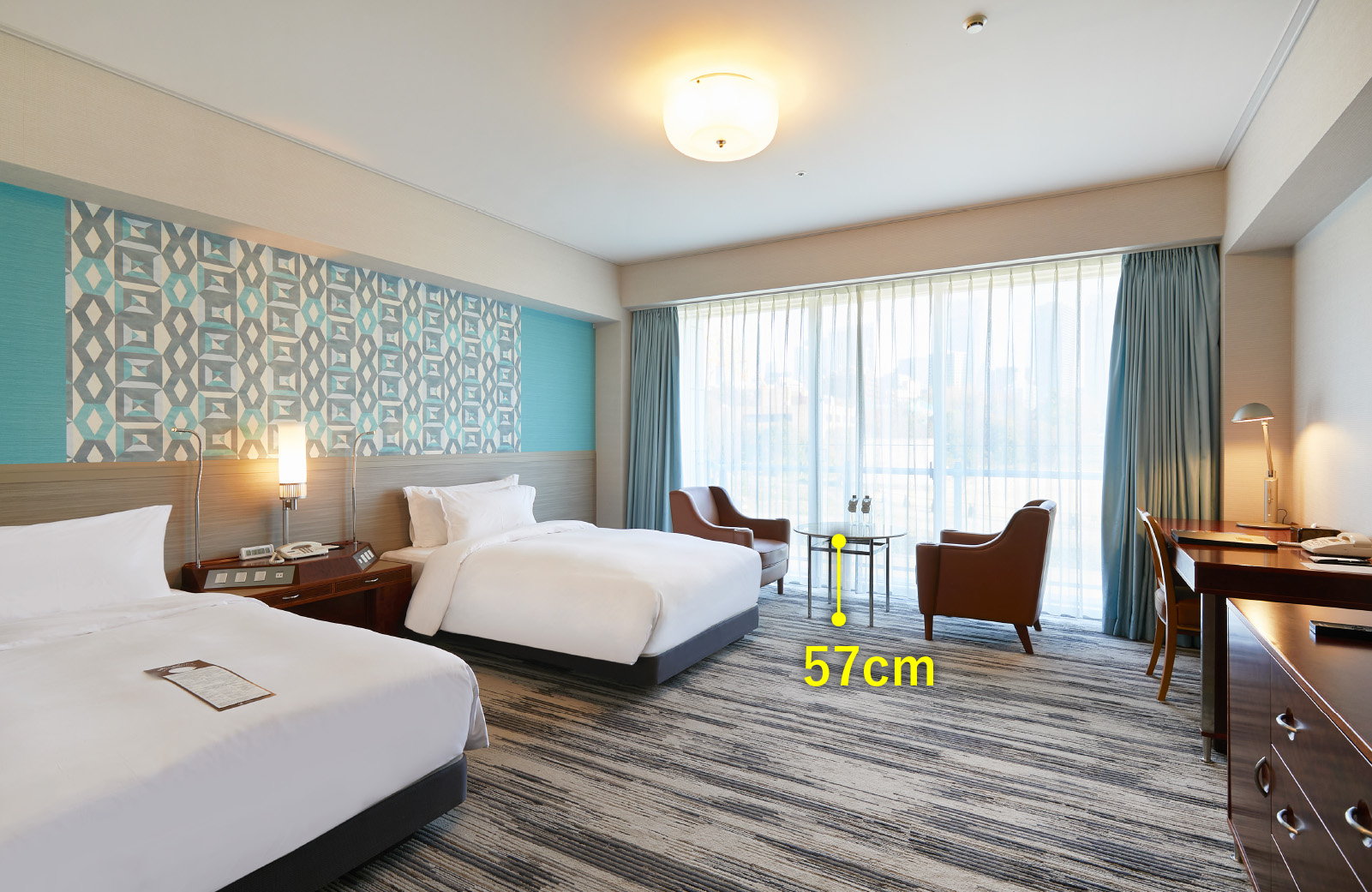 ユニバーサルルームのサイズ　入り口横幅800ミリメートル　ユニットバス入口幅820ミリメートル　ユニットバス転回スペース1,200パイ　ベッドルーム転回スペース1,800パイ　ベッドとベッドの間1,060ミリメートル