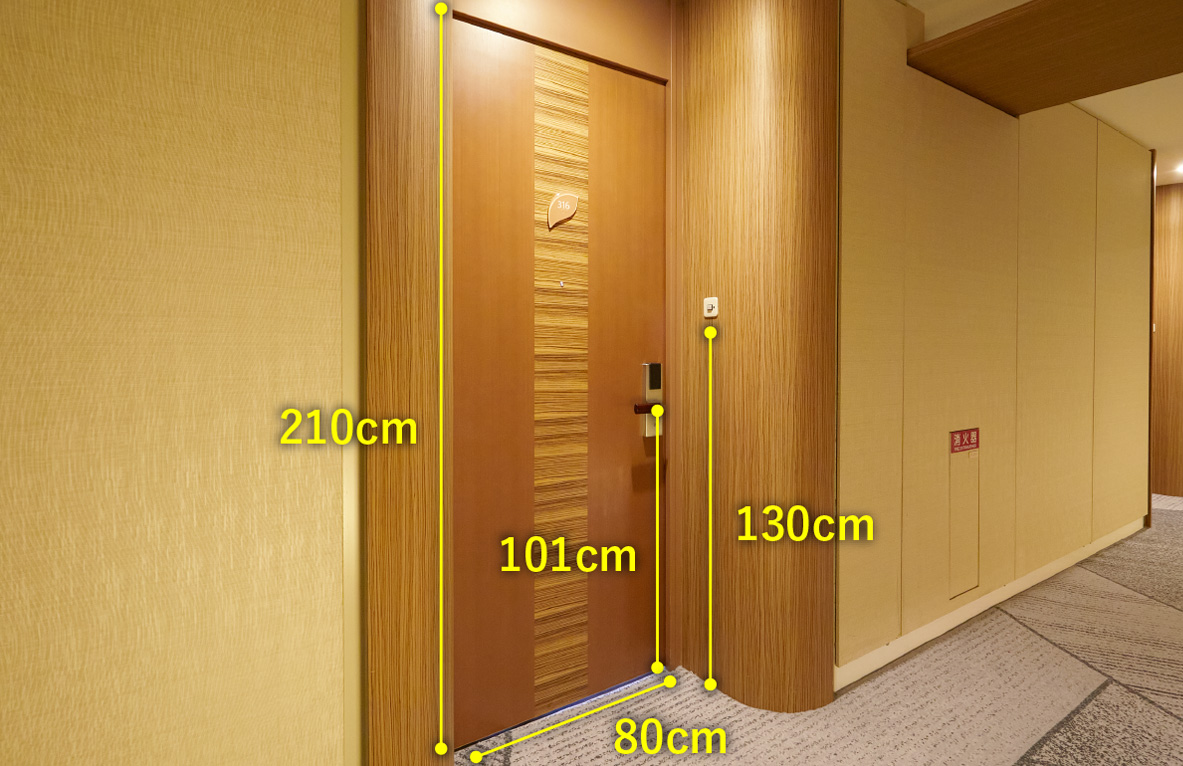ユニバーサルルームのドア廊下側サイズ　横幅80センチメートル　高さ210センチメートル　取っ手までの高さ101センチメートル　呼び鈴までの高さ130センチメートル