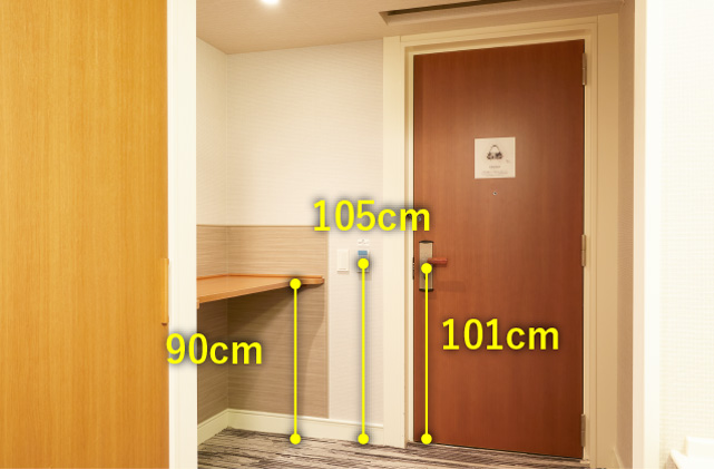 入り口ドア室内側　取っ手までの高さ101センチメートル　カードキー差込口の高さ105センチメートル　入口横の荷物置き台の高さ90センチメートル