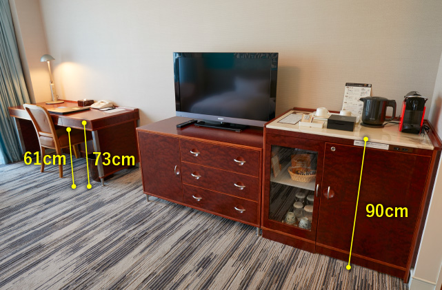 執務机の高さ73センチメートル　執務机の天板下から床までの高さ61センチメートル　カトラリー設置台の高さ90センチメートル