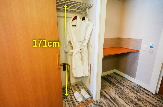 クローゼット内のハンガーパイプまでの高さ171センチメートル