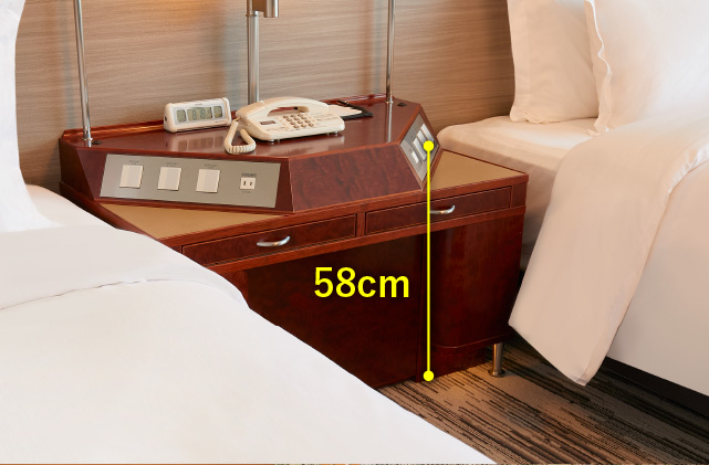 ベッド横　入口灯、ルームライト、足元灯操作ボタンの高さ58センチメートル