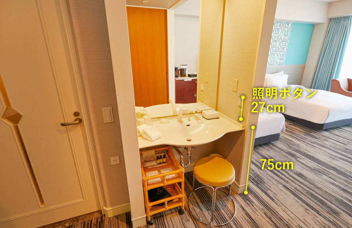 洗面台の照明ボタンまでの高さ102センチメートル　洗面台の高さ75センチメートル