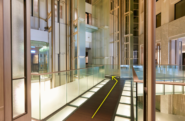 フロントから館内エレベーターまでの通路