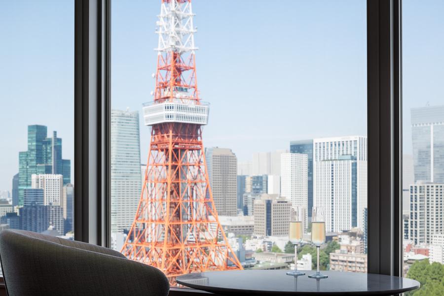窓越しに望む昼の東京タワー