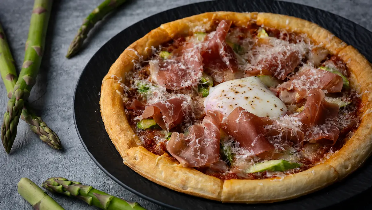 ③和牛生ハムとアスパラガスのピザ