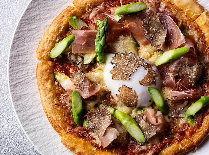 アスパラガスと生ハムのピザ トリュフ風味 半熟卵添え