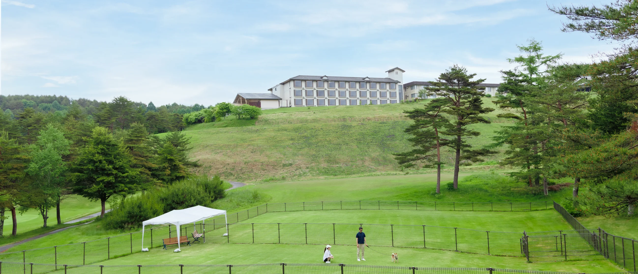 標⾼1,100ｍの⾼原リゾートでワンちゃんとのびのび過ごす休⽇