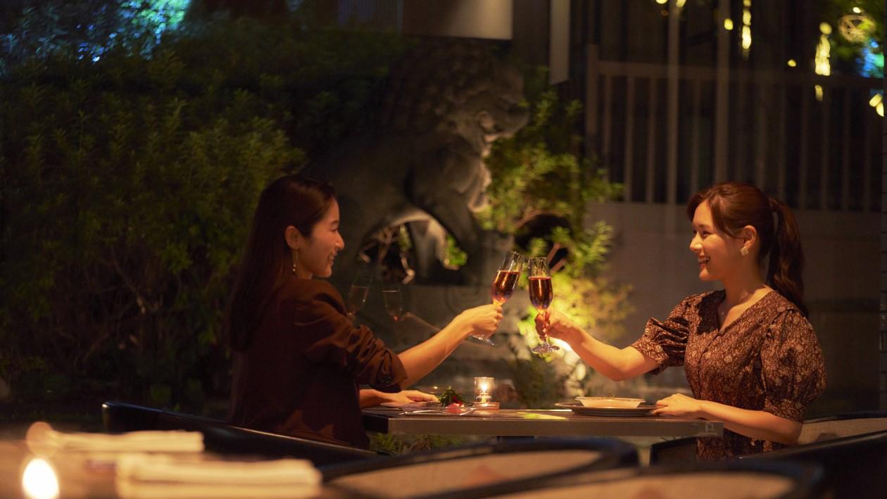 ザ・プリンス さくらタワー東京にあるレストラン、「リストランテ カフェ チリエージョ」でディナーを愉しむ女性客。