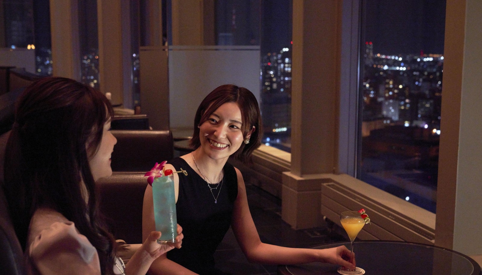 スカイラウンジで煌めきステイ ～絶景とともに愉しむカクテル付き～