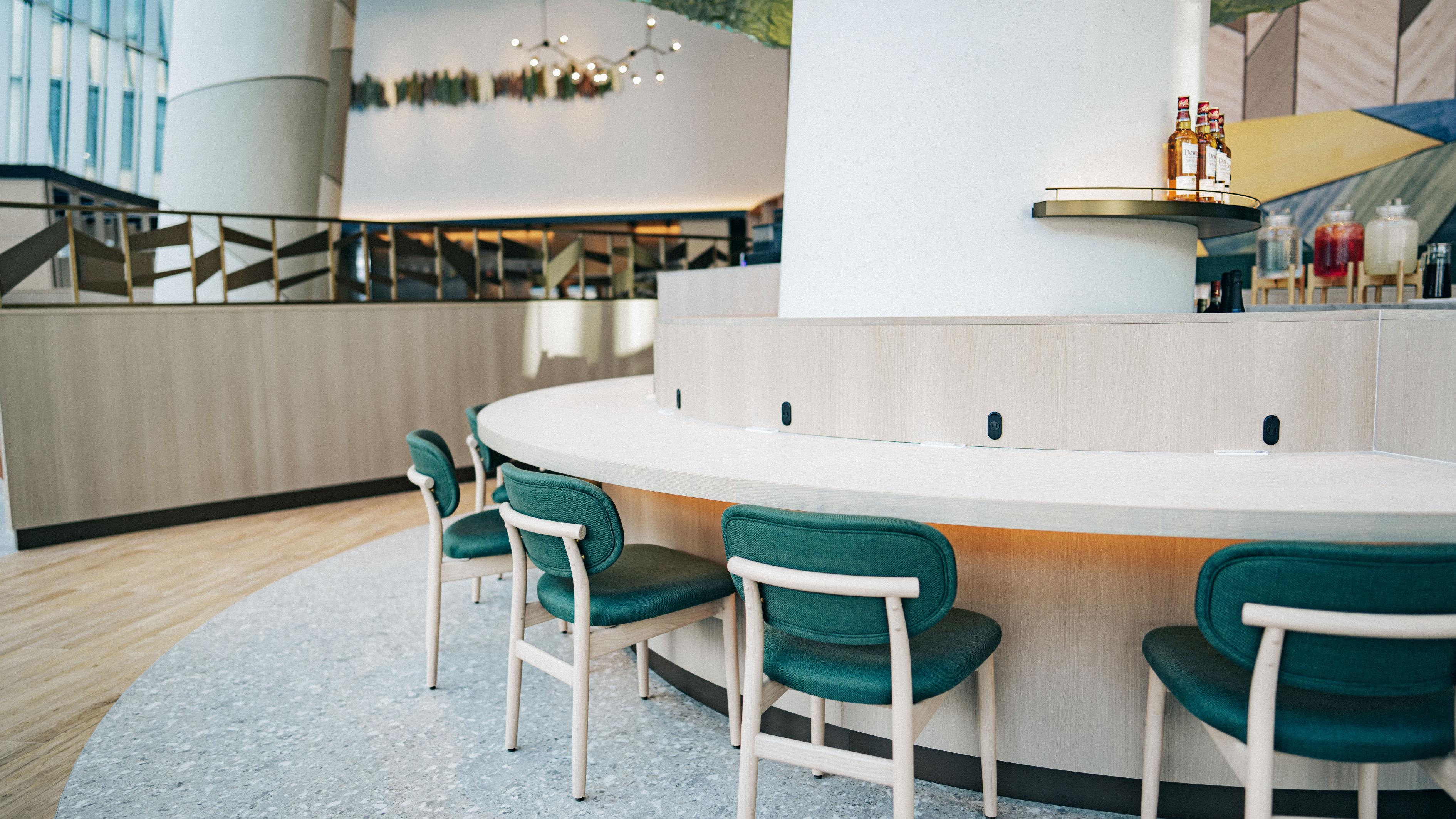 充電用コンセント付きカウンター席もご用意しております。ビジネス利用のお客さまにも最適。