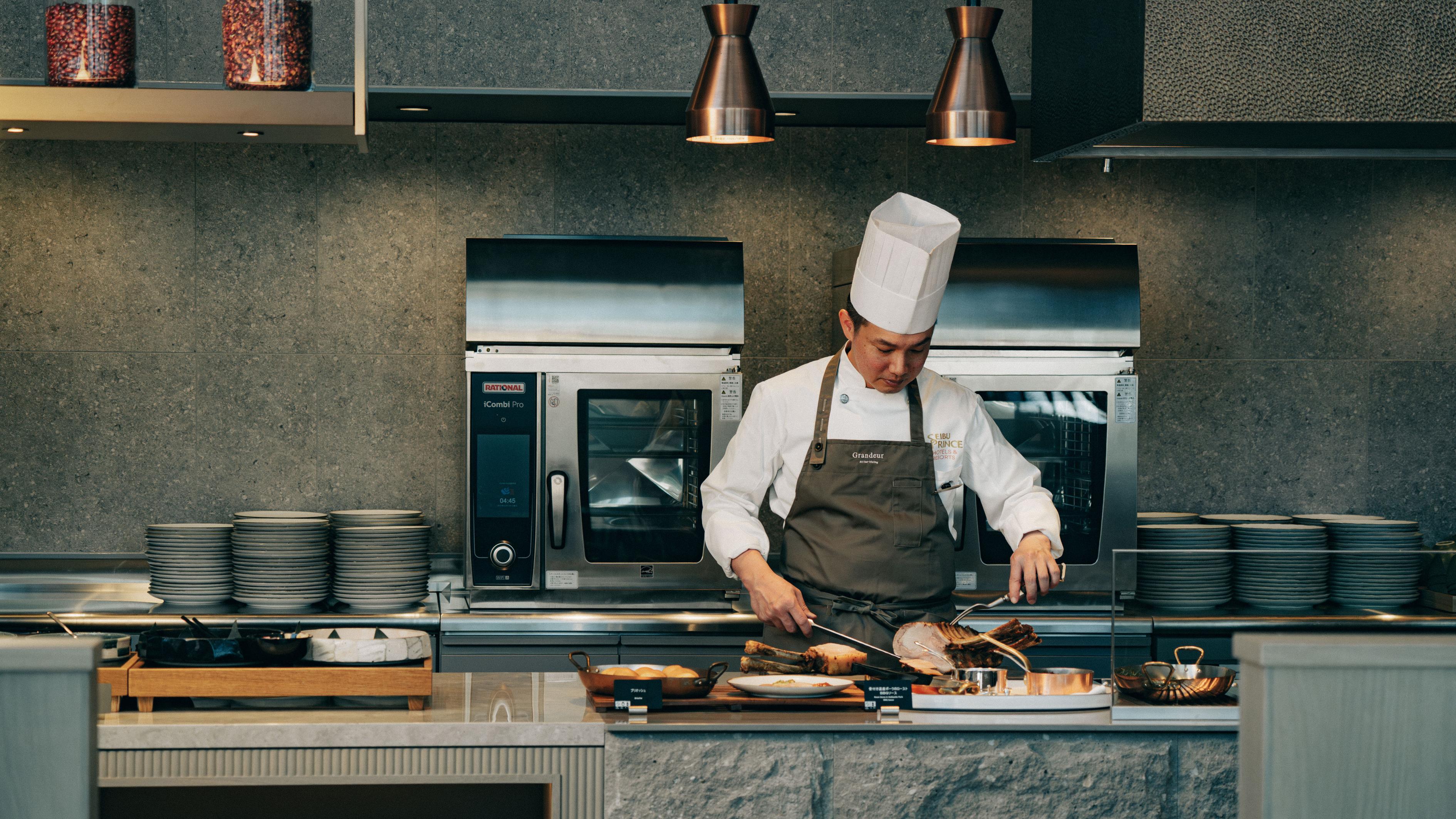 ライブキッチンではダイナミックに焼き上げる肉料理や、アレンジ自在な遊び心溢れるデザートを提供します。