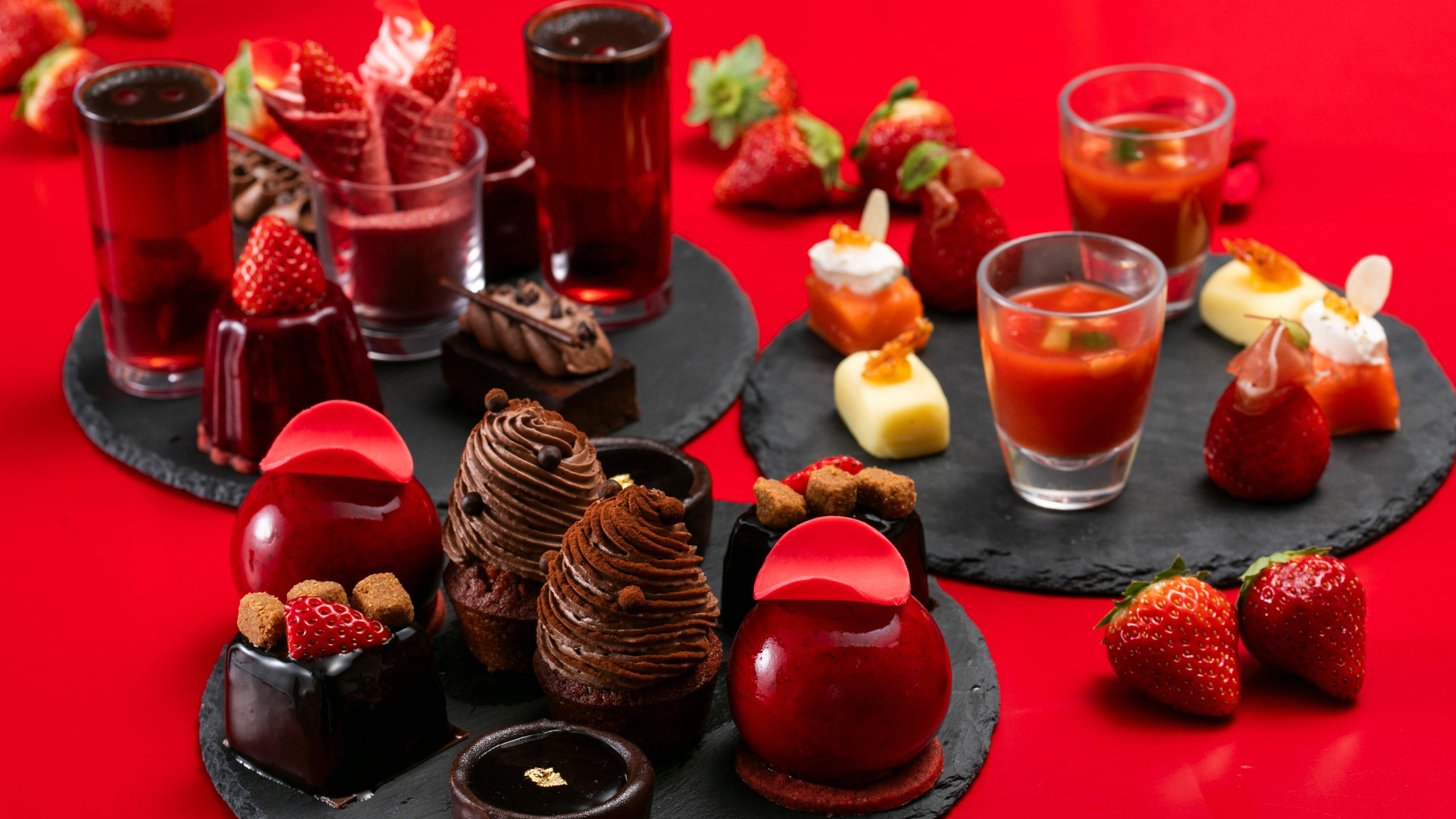 スカイラウンジ トップ オブ プリンスで提供しているアフタヌーンティーのスイーツをお部屋でお召しあがりいただけます。　※写真はイメージです。使用するお皿や器は写真と異なる場合がございます。