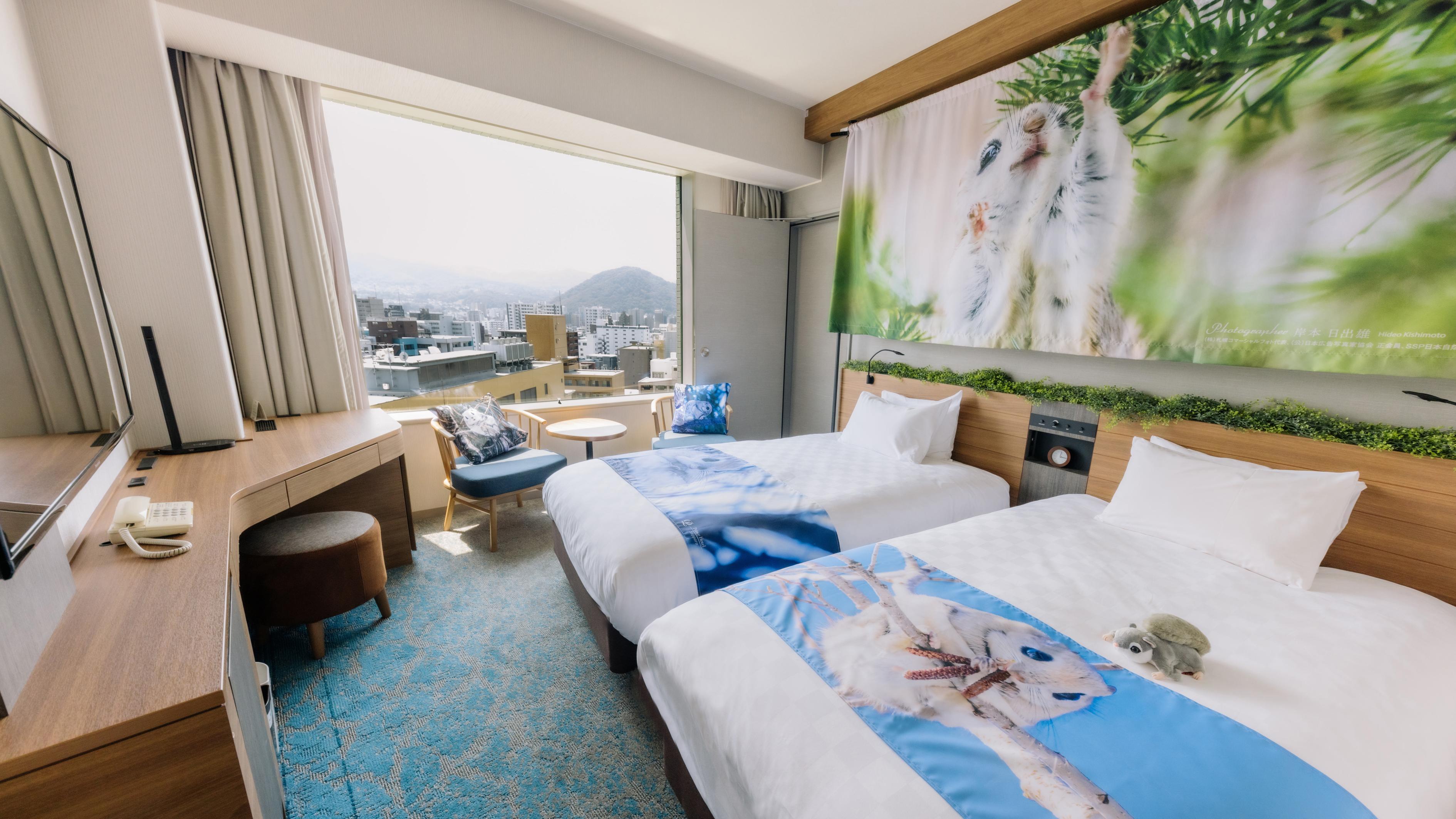 　北海道の川をイメージしたブルーの室内に、 森を感じるグリーンが加わったナチュラルな空間。