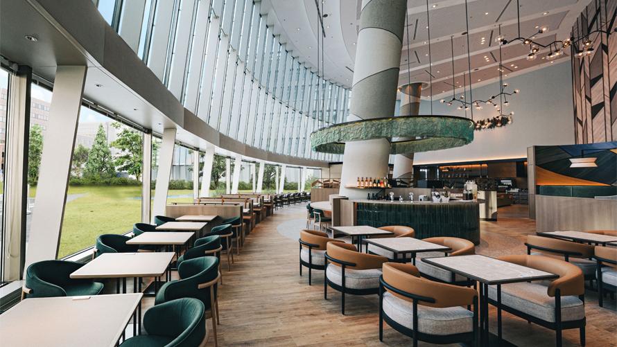 ラウンジエリアでは、ソフトドリンクバーやアラカルトメニュー、スイーツ等を気軽にお召しあがりいただけます。