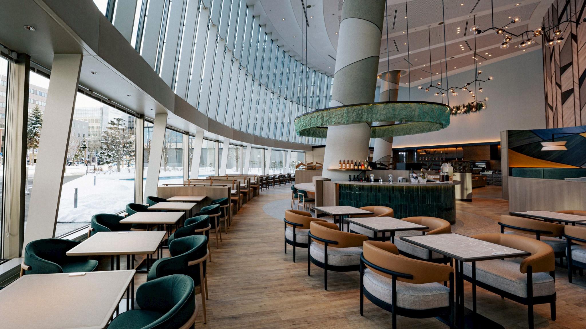 ラウンジエリアでは、ソフトドリンクバーやアラカルトメニュー、スイーツ等を気軽にお召しあがりいただけます。