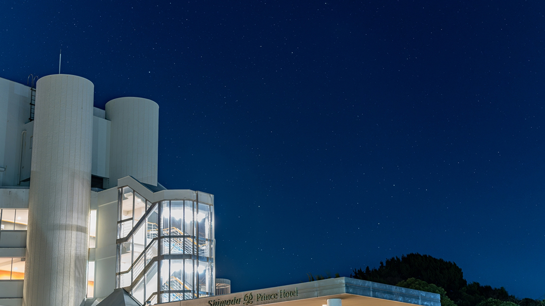 静寂の暗夜に輝く満天の星空　ハンモックから眺める流れ星