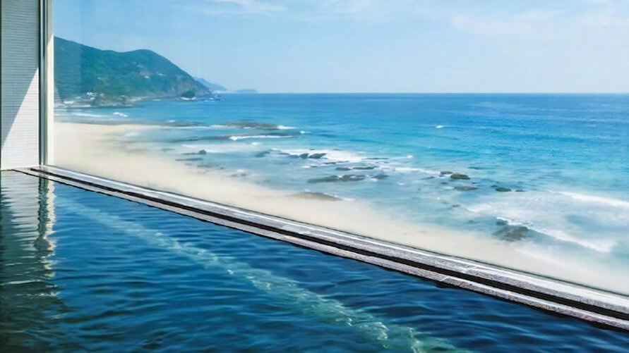 温泉から眺めるビーチ