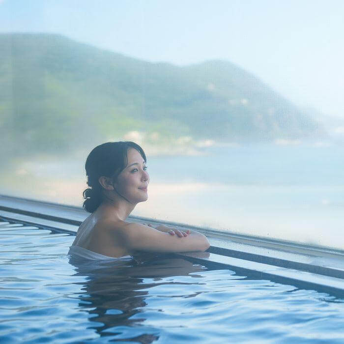 温泉につかる女性