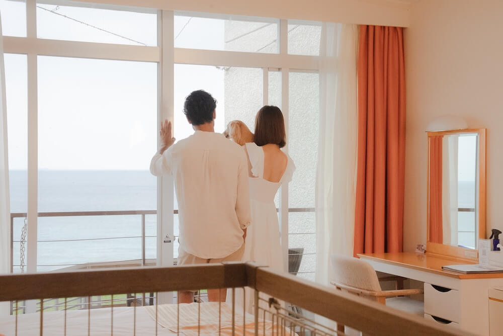 部屋でくつろぐ