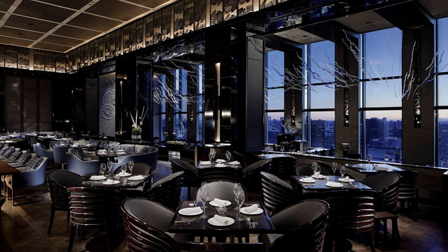 table9_shinagawaprince_018　　オープンキッチンの臨場感あふれるメインダイニング。