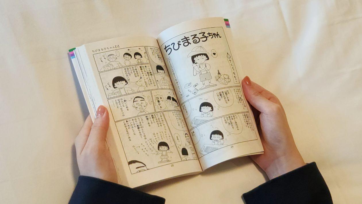 漫画を読んでいる手元