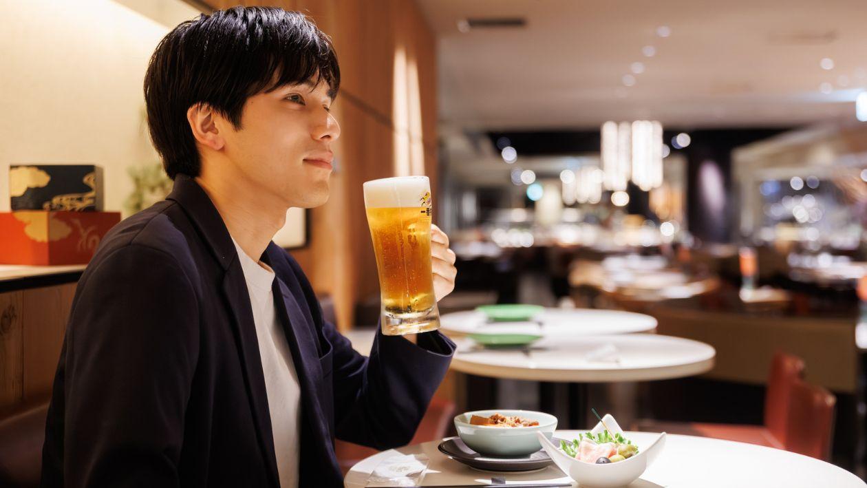 品川プリンスホテル イーストタワー　和ビストロいちょう坂でビールを飲む男性