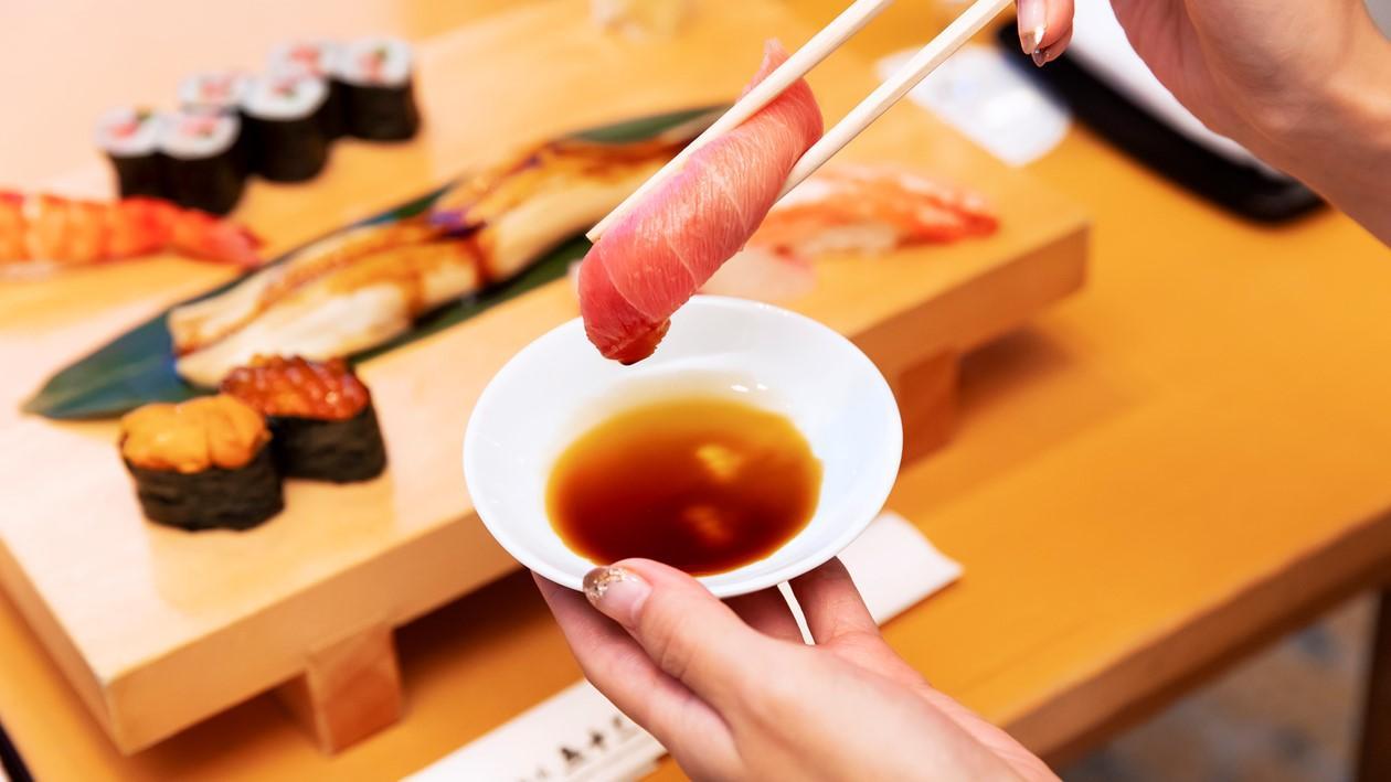 ご夕食は「季節の寿司会席」コース（レストラン味街道 五十三次）をご堪能ください