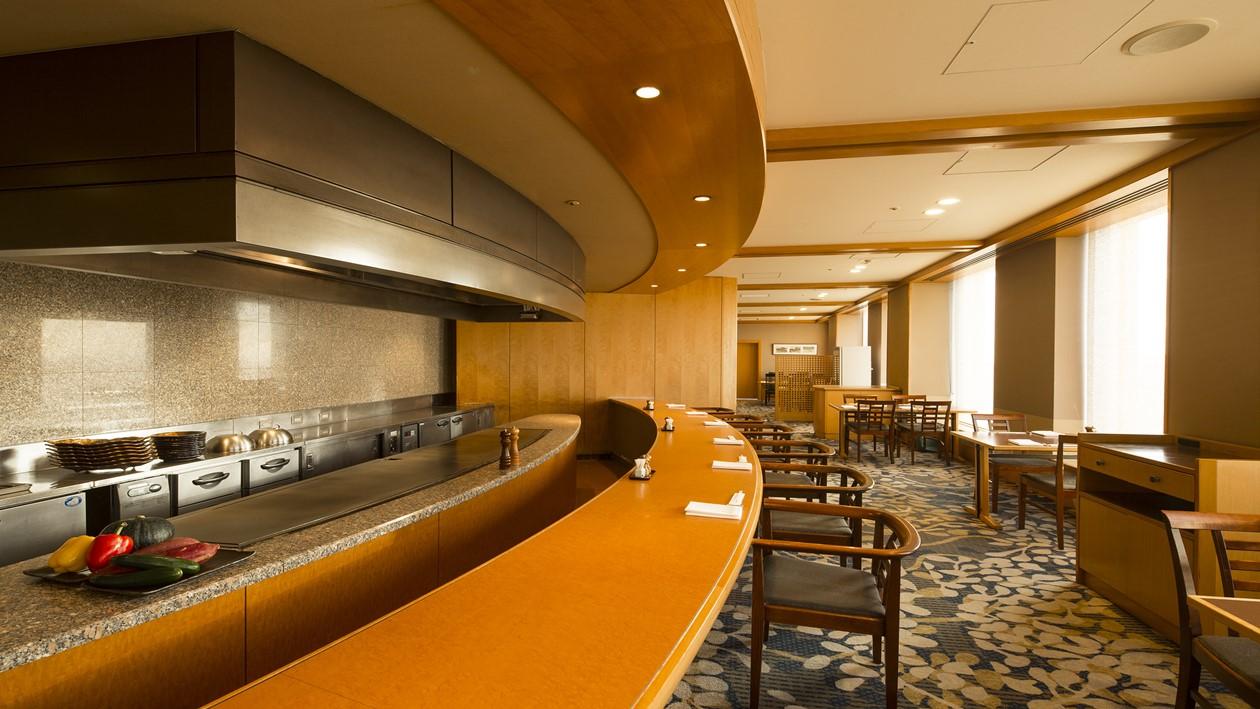 味街道 五十三次 「鉄板焼 三条」内観（カウンター席）