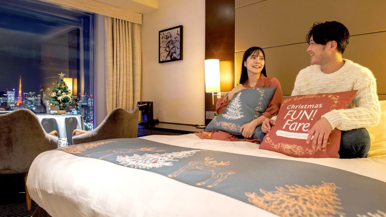 ベッドやテーブルなどにクリスマスデザインがほどこされクリスマスムード満点のお部屋で2人がくつろぐ様子